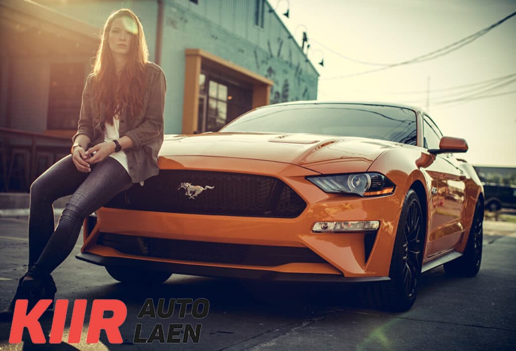 Naine istub oranži Ford Mustangi peal | Blog | Kiirautolaen